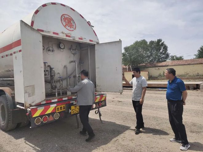 【专项检查】乌审旗市场监督管理局开Kaiyun 开云展移动式压力 容器安全专项检查(图2)