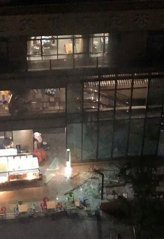 成都一商铺凌晨发生开云 开云体育官网煤气罐爆炸 目击者：爆炸时楼都在晃