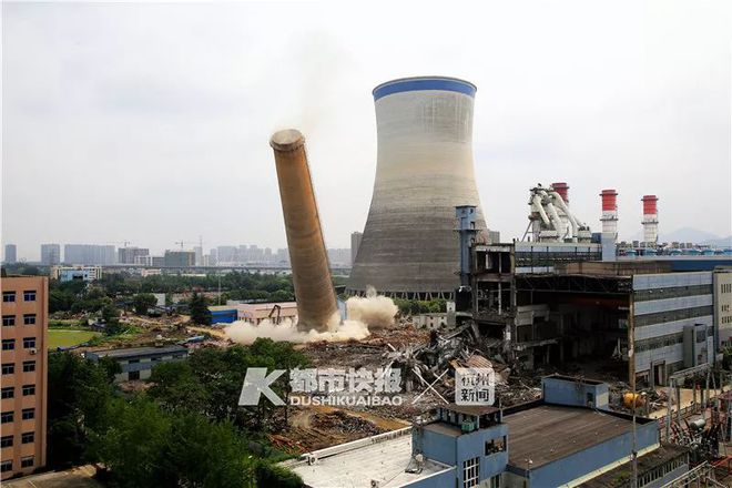 开云APP 开云官网入口视频 半山电厂第4座冷却塔今日爆破！当年的城北地标五个“擎天柱”只剩最后一个了