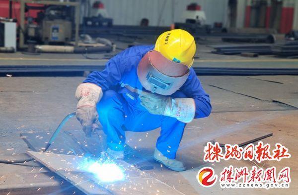 开云体育 开云官网杨俊：在钢铁上“绣花”在传承中闪光